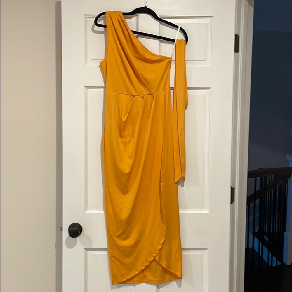 One shoulder yellow dress